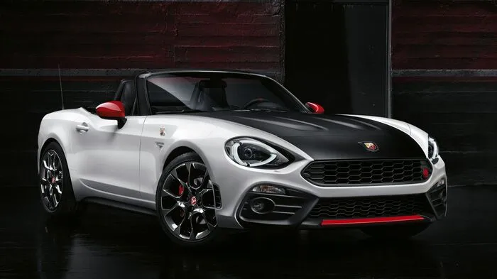 Erst kürzlich hat Fiat den neuen 124 Spider vorgestellt, jetzt hat das Cabrio der Skorpion gestochen. In der Abarth-Version hat der Hecktriebler den 1,4-MultiAir-Turbo-Vierzylinder mit 170 PS und einem maximalen Drehmoment von 250 Newtonmetern unter der mattschwarzen Haube. Bei einer Höchstgeschwindigkeit von 232 km/h beschleunigt er aus dem Stand auf Tempo 100 km/h in 6,8 Sekunden.