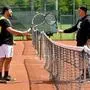 ABD0122_20200501 - BERGHEIM - ÖSTERREICH: ZU APA0640 VOM 30.04.20 -  .Tennisspieler begrüßen sich statt mit Handschlag mit den Schlägern am Freitag, 1. Mai 2020, auf einem Tennisplatz in Bergheim. Ab heute werden die im März geschlossenen Sportstätten für den Breitensport (Leichtathletik-Anlagen, Tennis- oder Golfplätze, Pferdesport- und Schießanlagen) wieder geöffnet. - FOTO: APA/BARBARA GINDL