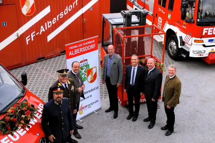 Im Zuge des Festaktes wurden auch Feuerwehrmitglieder und Persönlichkeiten für ihre langjährige Tätigkeit und ihre besonderen Leistungen im Feuerwehrwesen ausgezeichnet. Bürgermeister Schmierdorfer (Bildmitte) erhielt eine besondere Würdigung – ihm wurde die Florianiplakette in Bronze verliehen.