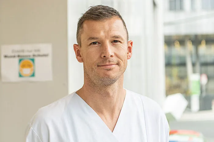 Christian Krankenedl, geboren am 16. 2. 1980 in Graz, ist neben seiner Tätigkeit im Labor auch Jugendfußballtrainer. Mit seiner Frau und seinen vier Kindern lebt er in St. Ruprecht an der Raab.