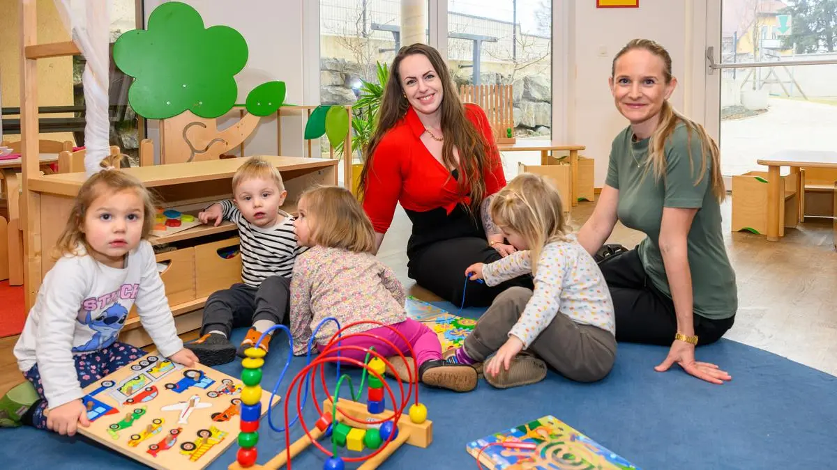 Kleinkinderzieherin Jennifer Sielaff (links) mit Leiterin Eva-Maria Koller und den Kita-Kindern Lilo, Nino, Anna, und Lilien