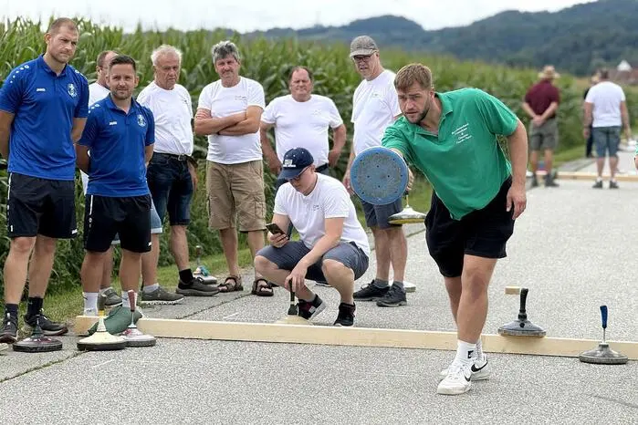 In den spannenden Finalspielen sicherte sich die Mannschaft „ESV Gillersdorf“ den ersten Platz vor „FKT-Loipersdorf 1“ und dem „DUSV Loipersdorf“.