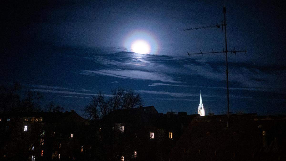 Mond-Korona am 25. Jänner 2024, gesehen vom Grazer Zentrum aus