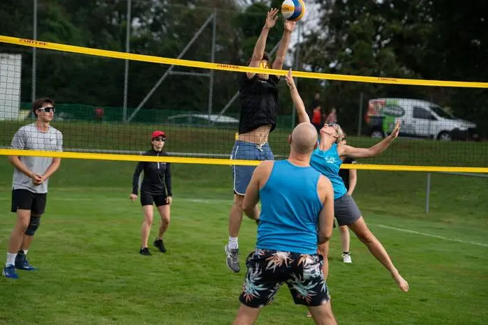 Dank der Unterstützung des UFC Söding konnte das Rasenfeld am Fußballhauptfeld stattfinden, wodurch optimale Bedingungen für die zehn teilnehmenden Teams gegeben waren, berichtet der Volleyball-Club Söding.