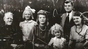 Udo Olsacher - am Foto noch als Kind, vorne, mit Eltern und vier seiner Geschwister - übernahm Famillienbetrieb