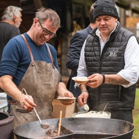 Die Haubenköche Max Stiegl (links) und Josef Mühlmann zelebrieren zusammen den Sautanz am Gannerhof