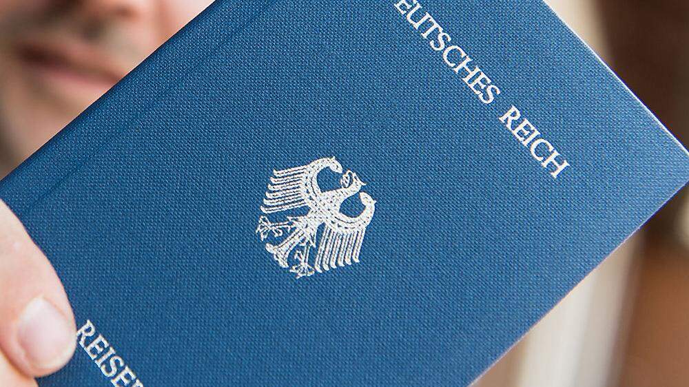 Ein &quot;Reisepass&quot;, der bei einem Reichsbürger in Deutschland gefunden wurde.