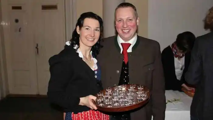 Beate und Gerhard Gritsch vom Vorstand der St. Pauler Bauernschaft empfingen die Gäste mit einem Schnapserl.