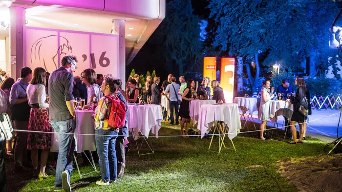 Nach der offiziellen Eröffnung der "Tage der deutschsprachigen Literatur wurde im ORF-Garten weitergefeiert.