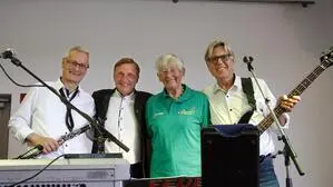 Zahlreiche Besucher ließen zu den Klängen von „Feuer & Eis“ die Hüften schwingen