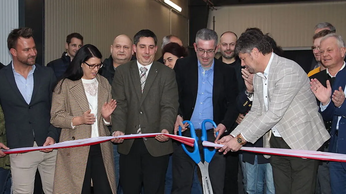 Betriebsleiter Ernst Palle schnitt das Band im Rahmen des offiziellen Festakts durch