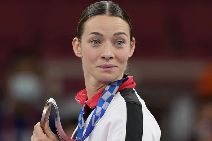 Nicht schlecht, diese Bronzemedaille. Zudem ist sie historisch. Es ist das erste und letzte Mal, dass Karate olympisch ist. Mit Bettina Plank haben wir nun eine Österreicherin in den Annalen der Geschichtsbücher. Dafür nimmt man auch gerne eine offene Lippe in Kauf.