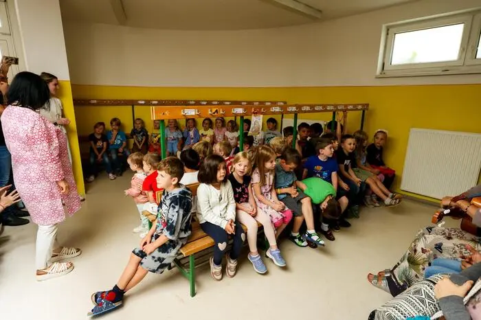 Die Kinder dürfen sich ihren Platz in der Garderobe aussuchen und da auch ihr Symbol aus dem Kindergarten mitbringen ...