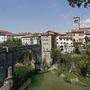 Die historische Stadt Cividale del Friuli mit der berühmten Teufelsbrücke über dem Fluss Natisone