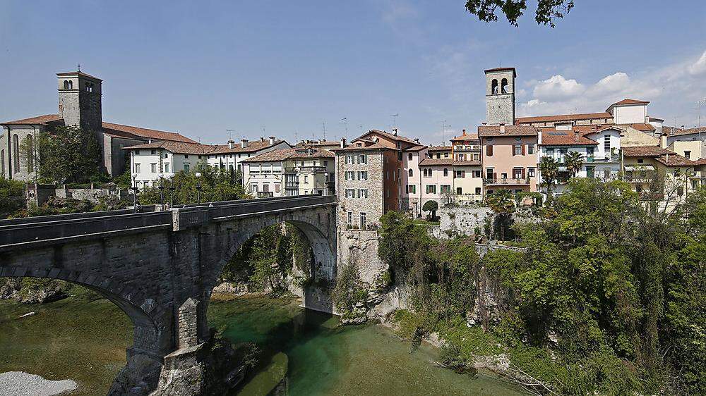 Die historische Stadt Cividale del Friuli mit der berühmten Teufelsbrücke über dem Fluss Natisone