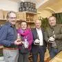 Roman Schmidt mit Stadträtin Sonja Skalnik, Bürgermeister Josef Ober und Vermieter  Walter Imp (v.l.n.r.) bei der Eröffnung