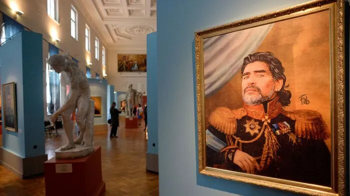 Diego Maradona als König. Fabrizio Birimbelli hat berühmte Fußballer als Könige porträtiert. Die Bilder sind derzeit in St. Petersburg ausgestellt.