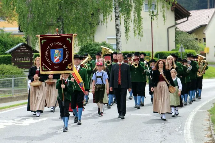 Zu den Klängen der Stadtkapelle St. Andrä wurde der Maibaum dann aufgestellt. 