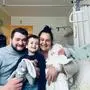 Eltern und Bruder mit dem Neugeborenen | Baby Jovan Ilic mit Mama Vanja, Papa Dejan und Bruder Teodor aus Villach