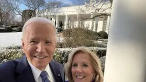 Abschiedsselfie: Joe und Jill Biden im Jänner 2025 vor dem Weißen Haus. Ein Enthüllungsbuch bescheinigt ihm nun kognitiven und körperlichen Verfall während seiner Amtszeit 