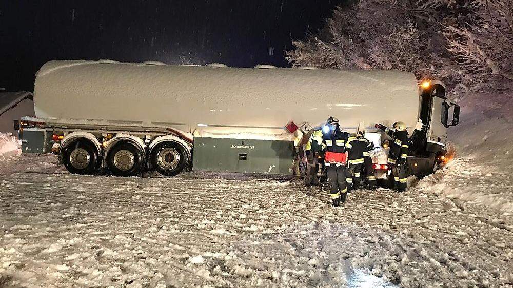 Ein Sattelschlepper war auf der schneebedeckten B 91 ins Rutschen geraten