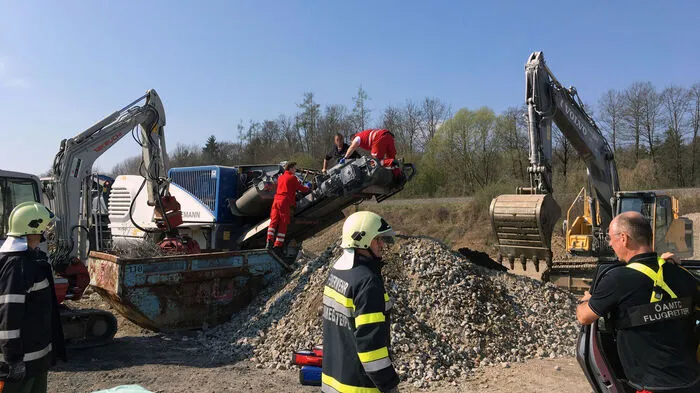 Schwerer Arbeitsunfall mit einem Förderband in Lannach: Drei Männer arbeiteten an einer Maschine, die Betonteile zerkleinert.