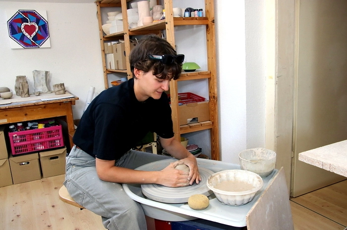 Für alle Interessierten gibt es am Mittwoch, dem 6. September, von 15 bis 20 Uhr die Möglichkeit, den Künstlerinnen und dem Künstler bei ihrer Arbeit über die Schulter zu schauen und vielleicht auch selbst am Ton Hand anzulegen.