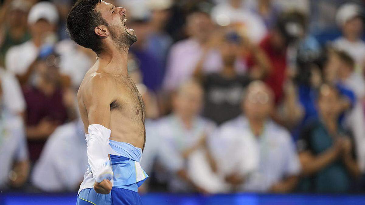 Novak Djokovic entledigte sich nach dem Sieg seines Oberteils