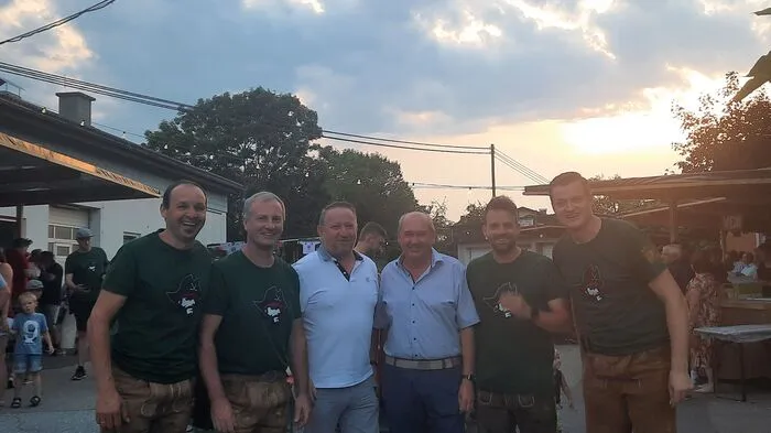 Am Samstagabend feierte der Eishockyverein von St. Stefan im Rosental, die „EC-Teichpiraten“, ihr 20-jähriges Bestehen mit einem gemütlichen Zusammentreffen, dem „Lanzln 2022“. Ausgerichtet wurde das Fest, das am Hofplatz der Fleischerei Kaufmann stattfand, von den vier Obmännern des Vereins Rudolf Trummer, Kurt Schober, Peter Schadler und Johann Kaufmann (hier im Bild mit Vizebürgermeister Manfred Walter und Johann Tropper).