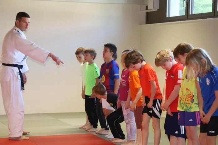 Den Schülerinnen und Schülern bot sich etwa die Möglichkeit, die Kampsportart Judo, ...