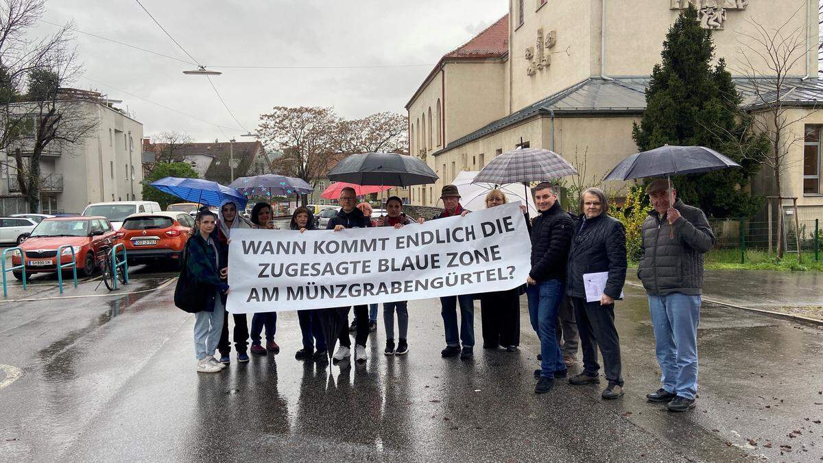 Anrainerinnen und Anrainer forderten mit Bezirksvorsteher-Stellvertreter Klaus Strobl und den Bezirksräten Stefan Deutschmann und Michael Kratzer endlich eine Blaue Zone