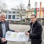 Stadtkümmerer Robert Poscheschnig und Harald Ogris (Bauamt) mit den Hauptplatz-Plänen	