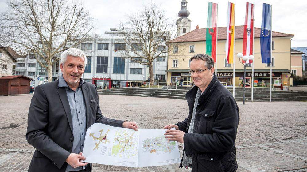 Stadtkümmerer Robert Poscheschnig und Harald Ogris (Bauamt) mit den Hauptplatz-Plänen	