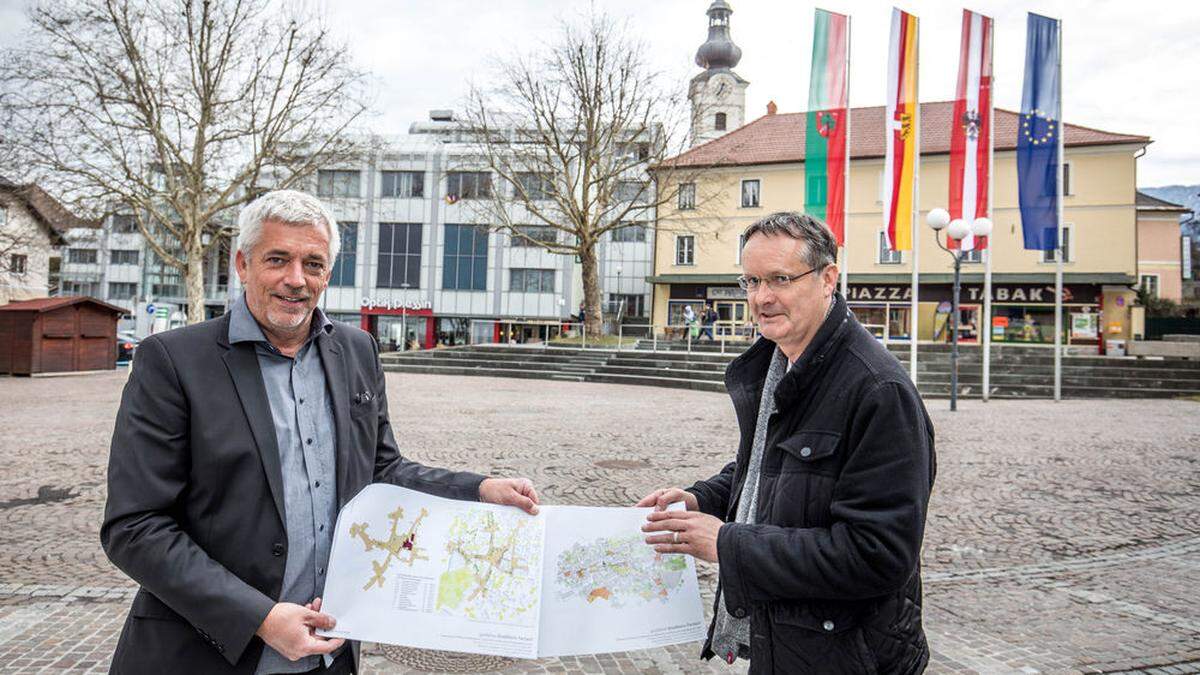 Stadtkümmerer Robert Poscheschnig und Harald Ogris (Bauamt) mit den Hauptplatz-Plänen	