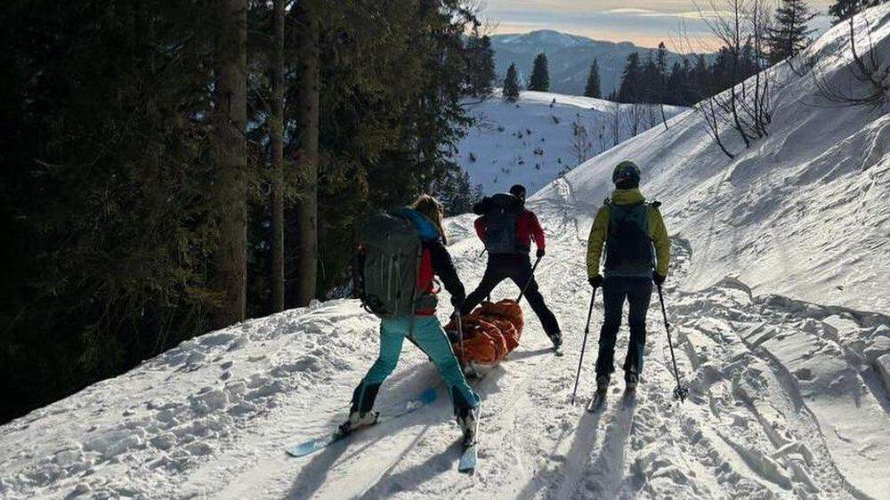 Der verletzte Skitourengeher wurde von der Bergrettung versorgt und abtransportiert