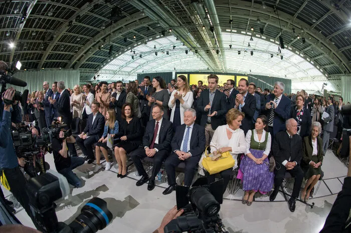 Wohlfühlmusik stimmte die rund 1.000 Delegierten ein, die den bisherigen und den künftigen Parteichef mit Standing Ovations begrüßten.