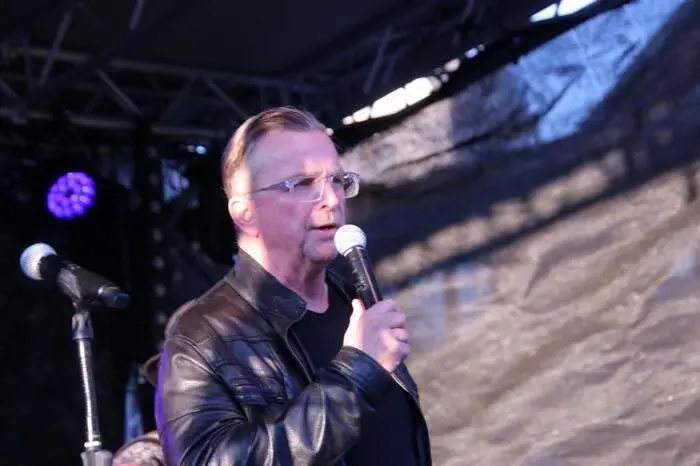 Bürgermeister Helmut Linhart begrüßte die Besucher am vollbesetzten Rathausplatz.