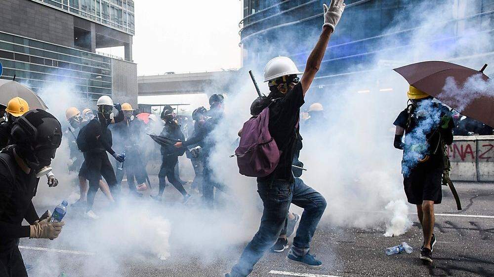 Samstag und Sonntag kam es zwischen Demonstranten und Polizei in Hongkong wieder zu Zusammenstößen
