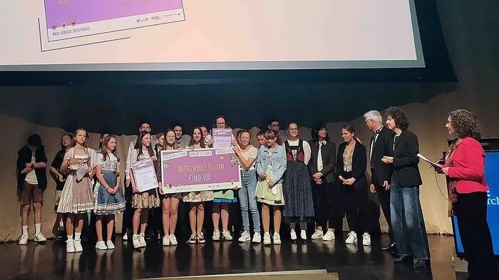 Schüler der 4 b der Mittelschule Sillian bei der Preisverleihung in Bozen