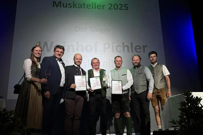 Neben Fürstenfelds Bürgermeister Franz Jost, Weinkönigin Magdalena I. und Kammerobmann Herbert Lebitsch gratulierte Obmann des Weinbauvereines Fürstenfeld Stefan Tauchmann den strahlenden Gebietssiegern.