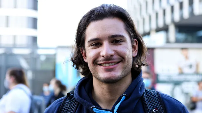 David Eberharter, 27, ist positiv aufgeregt. Er hat bereits einen Bachelor in Physiotherapie und für den Test extra einen Vorbereitungskurs gemacht. "Es ist cool, dass der Test auf die Beine gestellt wurde. Am Anfang ist ja auf der Kippe gestanden ob er überhaupt stattfindet. Ich vertraue darauf, dass sie hier das Bestmöglichste tun, um die Hygienemaßnahmen einzuhalten", so der 27-Jährige aus Graz.  