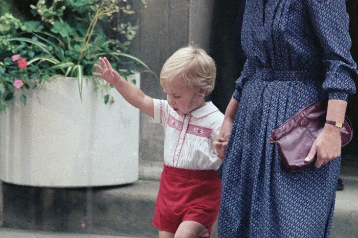 Auch Prince William freute sich damals (1984) über seinen neugeborenen Bruder.
