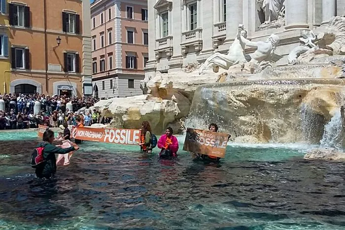 Der Protest folgte auf mehrere ähnliche Aktionen in Italien in den letzten Wochen, um auf die Klimakrise aufmerksam zu machen.