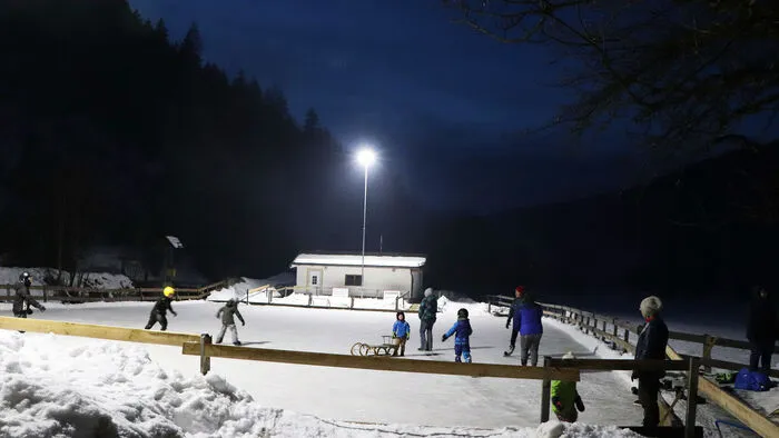 Normalerweise sind hier am Abend sechs Eisstockbahnen. Jetzt kann man mithilfe der  Flutlichtanlage auch nach Sonnenuntergang gemütlich eislaufen.