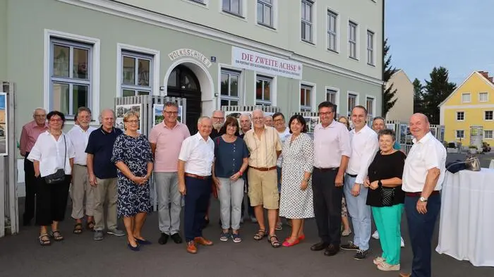 Mit der Ausstellung „Die Zweite Achse“ beleuchtet die Stadt Feldbach den bewegte Geschichte der Gleichenberger- und Schillerstraße, indem sie den Ausbau der beiden Straßen zeigt