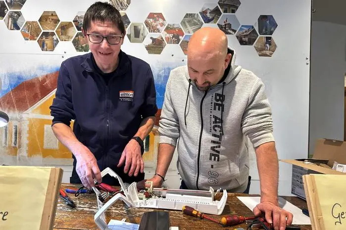 „Während der Reparatur können Besucher und Besucherinnen bei Café und Kuchen die Zeit zum Entspannen nutzen“, freute sich Organisatorin Ulrike Neubauer über das zehnjährige unentgeltliche Engagement ihrer geschulten Wurzelwerkerinnen-Handwerker.