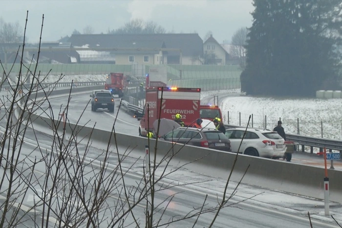 Auf der Gegenfahrbahn zwischen Mitterdorf und Krieglach rückten die Freiwilligen Feuerwehren Krieglach und Kindberg aus.