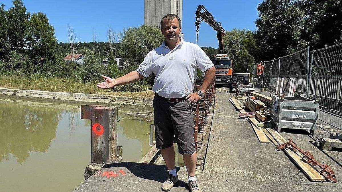 Bürgermeister Ofner zeigt, wo die neue &quot;Clementbrücke&quot; errichtet wird