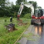Mittels Bagger musste das Gelände wieder repariert werden