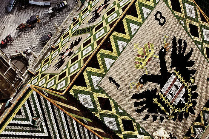 Derzeit sind im und um den Stephansdom Werke des Künstlers Erwin Wurm zu sehen. Was auch die wenigsten wissen, wenn sie im prunkvollen Steffl stehen und staunen, ist, dass unter ihren Füßen mehr als 10.000 Tote in 30 Grabkammern liegen.